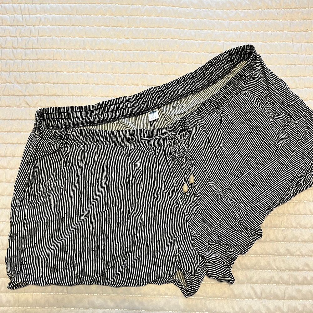 Old Navy Black and White Striped Women Shorts